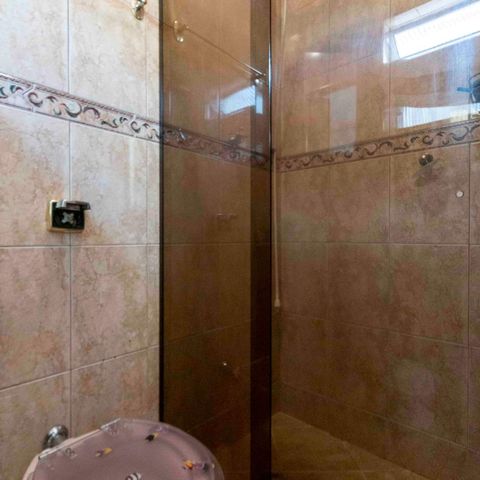 Casa à venda com 218m², 3 quartos e 5 vagasBanheiro Quarto 1 - Suite