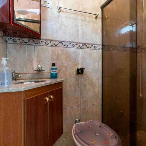 Casa à venda com 218m², 3 quartos e 5 vagasBanheiro Quarto 1 - Suite
