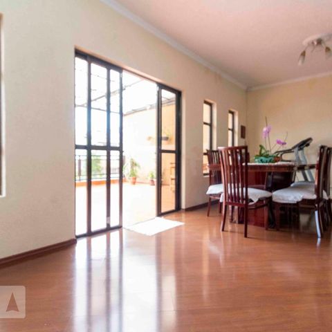Casa à venda com 218m², 3 quartos e 5 vagasSala