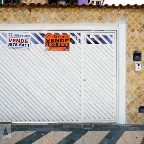 Casa à venda com 140m², 3 quartos e 2 vagas Casa à venda com 140m², 3 quartos e 2 vagasFachada