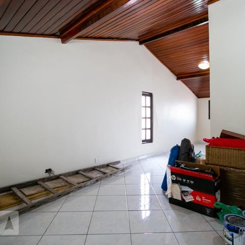 Casa à venda com 140m², 3 quartos e 2 vagas Casa à venda com 140m², 3 quartos e 2 vagasSótão