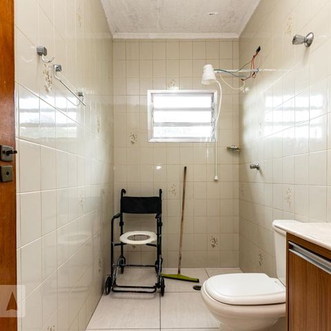 Casa à venda com 220m², 4 quartos e 4 vagasBanheiro 