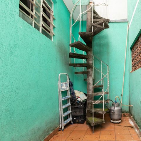 Casa à venda com 220m², 4 quartos e 4 vagasEscada acesso terraço 