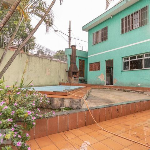 Casa à venda com 220m², 4 quartos e 4 vagasQuintal 