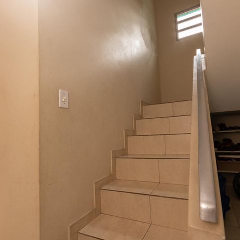 Casa à venda com 220m², 4 quartos e 4 vagasEscada 