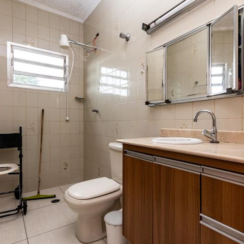 Casa à venda com 220m², 4 quartos e 4 vagasBanheiro 