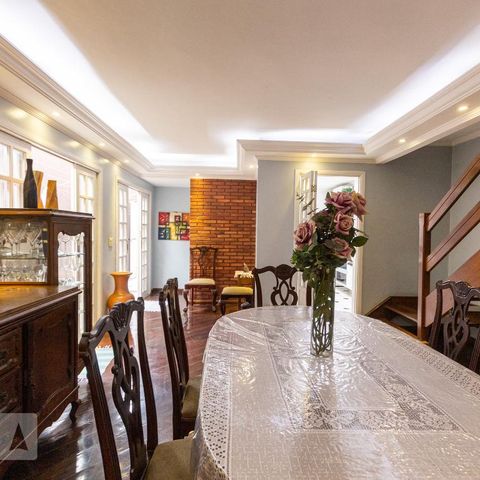 Casa à venda com 246m², 4 quartos e 2 vagasSala