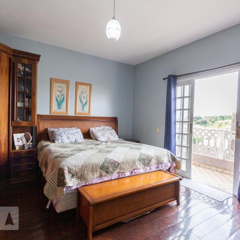 Casa à venda com 246m², 4 quartos e 2 vagasSuíte