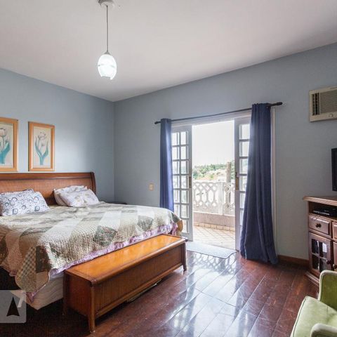 Casa à venda com 246m², 4 quartos e 2 vagasSuíte