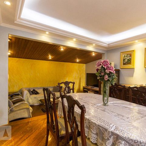 Casa à venda com 246m², 4 quartos e 2 vagasSala