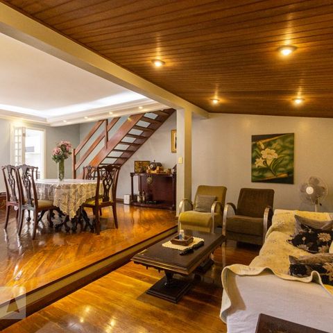 Casa à venda com 246m², 4 quartos e 2 vagasSala