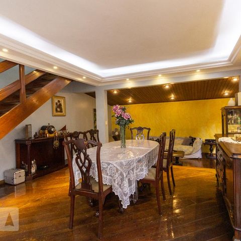 Casa à venda com 246m², 4 quartos e 2 vagasSala