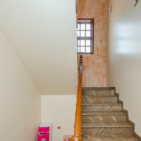 Casa para alugar com 300m², 4 quartos e 3 vagasEscada