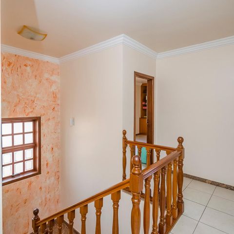 Casa para alugar com 300m², 4 quartos e 3 vagasEscada