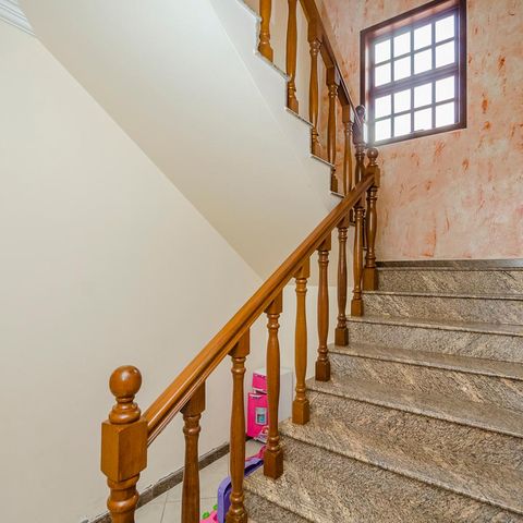 Casa para alugar com 300m², 4 quartos e 3 vagasEscada