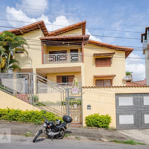 Casa para alugar com 300m², 4 quartos e 3 vagasFachada