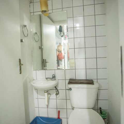 Casa de condomínio à venda com 130m², 3 quartos e 2 vagasBanheiro de Serviço