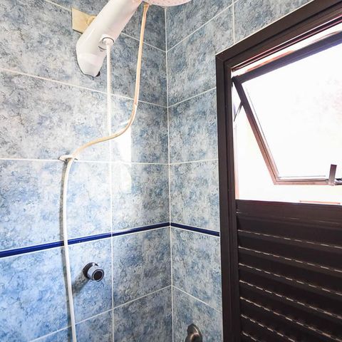 Casa à venda com 100m², 3 quartos e 2 vagasChuveiro do banheiro da suíte 