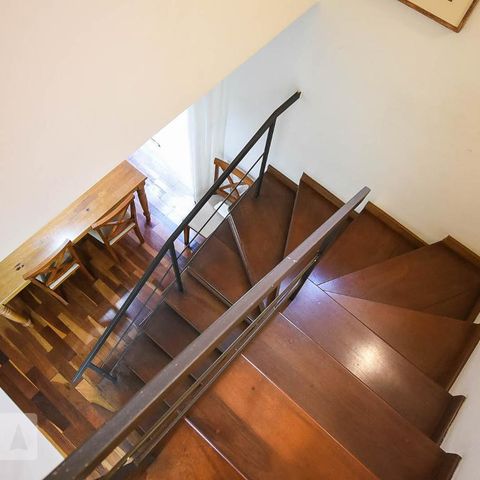 Casa à venda com 100m², 3 quartos e 2 vagasEscada