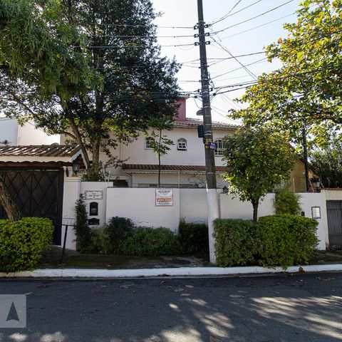 Casa à venda com 279m², 4 quartos e 4 vagasFachada