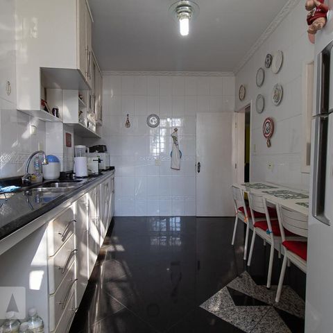 Casa à venda com 279m², 4 quartos e 4 vagasCozinha