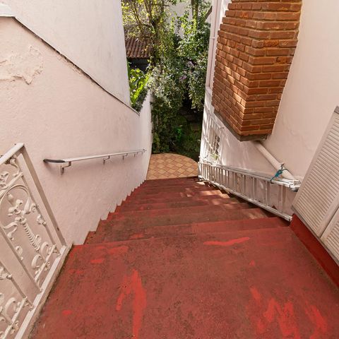 Casa à venda com 279m², 4 quartos e 4 vagasEscada
