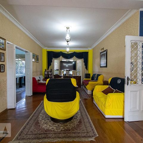 Casa à venda com 279m², 4 quartos e 4 vagasSala