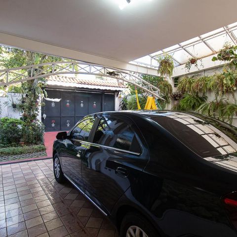 Casa à venda com 279m², 4 quartos e 4 vagasGaragem