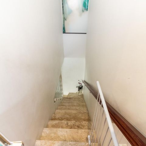 Casa à venda com 144m², 4 quartos e 2 vagasEscada