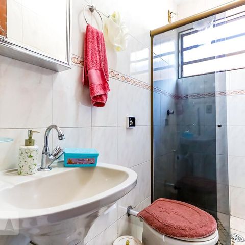 Casa à venda com 130m², 4 quartos e 2 vagas Casa à venda com 130m², 4 quartos e 2 vagasBanheiro