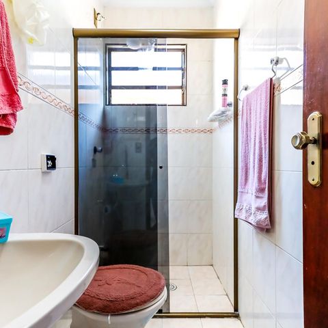 Casa à venda com 130m², 4 quartos e 2 vagas Casa à venda com 130m², 4 quartos e 2 vagasBanheiro