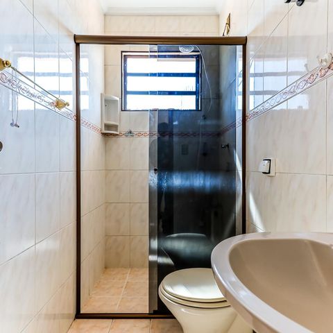 Casa à venda com 130m², 4 quartos e 2 vagas Casa à venda com 130m², 4 quartos e 2 vagasBanheiro da Suíte