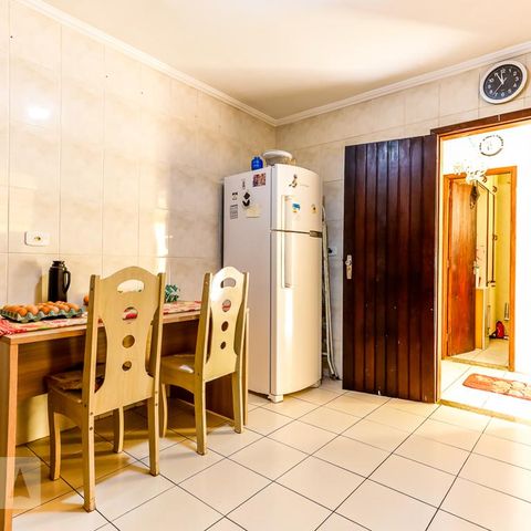 Casa à venda com 130m², 4 quartos e 2 vagas Casa à venda com 130m², 4 quartos e 2 vagasCozinha