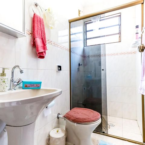 Casa à venda com 130m², 4 quartos e 2 vagas Casa à venda com 130m², 4 quartos e 2 vagasBanheiro