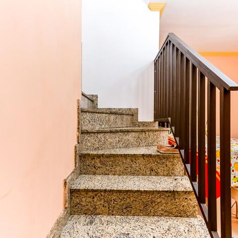 Casa à venda com 130m², 4 quartos e 2 vagas Casa à venda com 130m², 4 quartos e 2 vagasEscadas Quartos