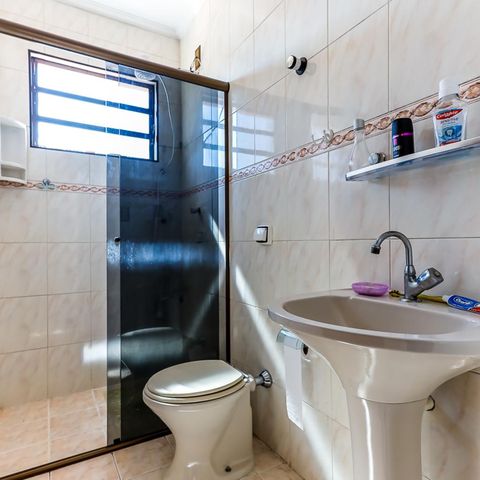 Casa à venda com 130m², 4 quartos e 2 vagas Casa à venda com 130m², 4 quartos e 2 vagasBanheiro da Suíte