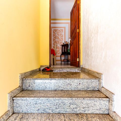 Casa à venda com 130m², 4 quartos e 2 vagas Casa à venda com 130m², 4 quartos e 2 vagasEscadas Entrada