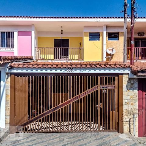 Casa à venda com 130m², 4 quartos e 2 vagas Casa à venda com 130m², 4 quartos e 2 vagasFachada