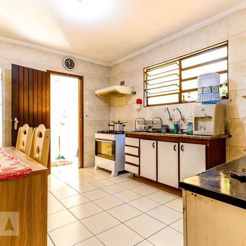 Casa à venda com 130m², 4 quartos e 2 vagas Casa à venda com 130m², 4 quartos e 2 vagasCozinha