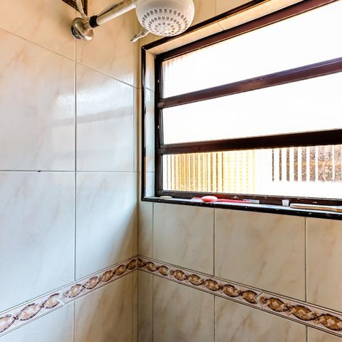 Casa à venda com 130m², 4 quartos e 2 vagas Casa à venda com 130m², 4 quartos e 2 vagasBanheiro