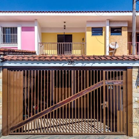 Casa à venda com 130m², 4 quartos e 2 vagas Casa à venda com 130m², 4 quartos e 2 vagasFachada