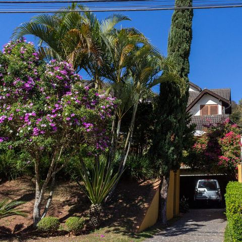 Casa à venda com 320m², 3 quartos e 4 vagasFachada