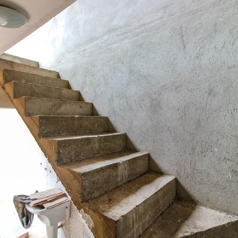 Casa à venda com 50m², 3 quartos e sem vaga Casa à venda com 50m², 3 quartos e sem vagaEscada