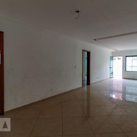 Casa à venda com 50m², 3 quartos e sem vaga Casa à venda com 50m², 3 quartos e sem vagaSala
