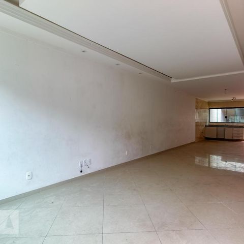 Casa à venda com 50m², 3 quartos e sem vaga Casa à venda com 50m², 3 quartos e sem vagaSala