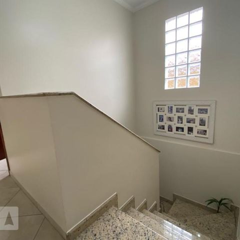 Casa à venda com 146m², 3 quartos e 4 vagasEscada