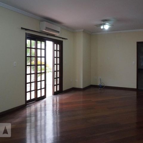 Casa à venda com 379m², 5 quartos e 3 vagas Casa à venda com 379m², 5 quartos e 3 vagasDetalhe Sala