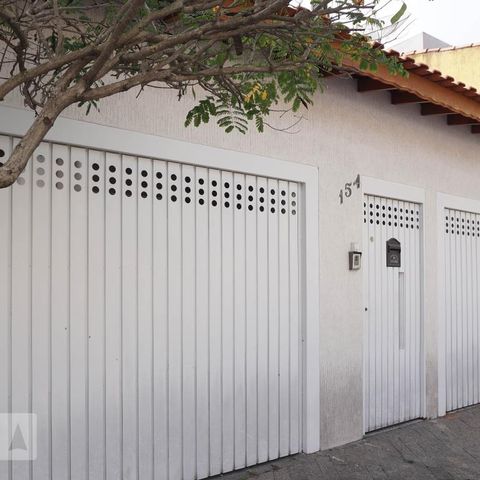 Casa à venda com 379m², 5 quartos e 3 vagas Casa à venda com 379m², 5 quartos e 3 vagasFachada