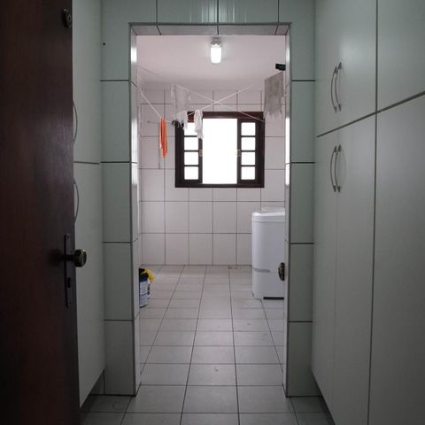Casa à venda com 379m², 5 quartos e 3 vagas Casa à venda com 379m², 5 quartos e 3 vagasLavanderia Armários
