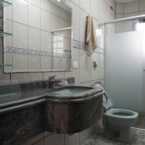 Casa à venda com 379m², 5 quartos e 3 vagas Casa à venda com 379m², 5 quartos e 3 vagasBanheiro 2